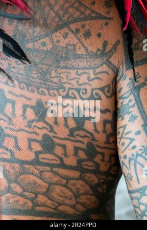 Französisch-Polynesien, Gesellschaftsinseln, Raiatea. Dorfcheif bedeckt mit traditionellen Tattoos. Stockfoto