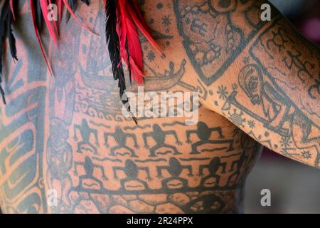 Französisch-Polynesien, Gesellschaftsinseln, Raiatea. Dorfcheif bedeckt mit traditionellen Tattoos. Stockfoto