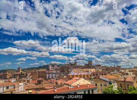 Städtisches Ensemble von Caceres. Skyscape des historischen Viertels, Caceres, Extremadura, Spanien Stockfoto