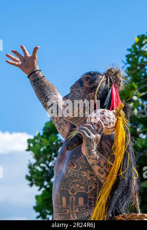 Französisch-Polynesien, Gesellschaftsinseln, Raiatea. Dorfcheif bedeckt mit traditionellen Tattoos. Stockfoto