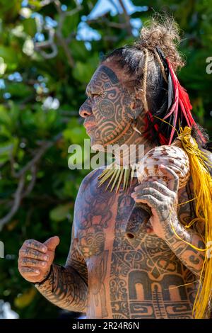 Französisch-Polynesien, Gesellschaftsinseln, Raiatea. Dorfältester mit traditionellen Tattoos bedeckt. Stockfoto