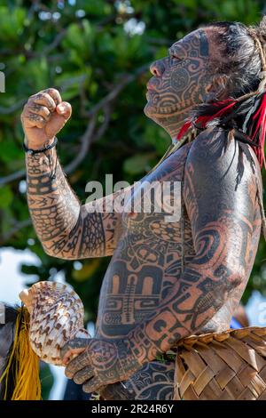 Französisch-Polynesien, Gesellschaftsinseln, Raiatea. Dorfältester mit traditionellen Tattoos bedeckt. Stockfoto
