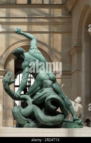 Paris, Frankreich - 05 13 2023: Louvre Museum. Herkules kämpft Achelous und verwandelt sich in eine Schlange von Francois-Joseph Bosio Stockfoto