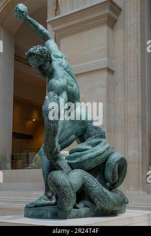 Paris, Frankreich - 05 13 2023: Louvre Museum. Herkules kämpft Achelous und verwandelt sich in eine Schlange von Francois-Joseph Bosio Stockfoto