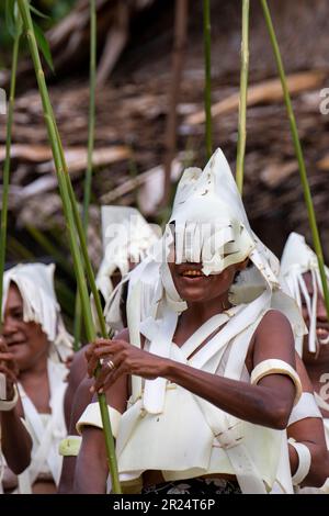 Salomonen, Santa Ana alias Owaraha, Dorf Ghupuna. Traditioneller Willkommenstanz. Stockfoto