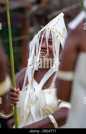 Salomonen, Santa Ana alias Owaraha, Dorf Ghupuna. Traditioneller Willkommenstanz. Stockfoto