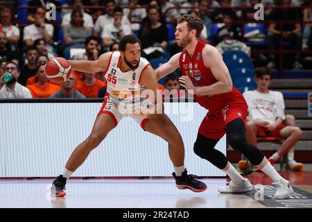 Mailand, Italien. 15. Mai 2023. Italien, Mailand, Mai 15 2023: Kwan Cheatham (Pesaro Forward) dribbelt im 1. Quartal während des Basketballspiels EA7 Emporio Armani Milan vs Pesaro, QF Playoff game2 LBA 2022-2023 (Foto: Fabrizio Andrea Bertani/Pacific Press) Credit: Pacific Press Media Production Corp./Alamy Live News Stockfoto