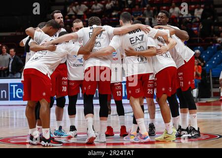 Mailand, Italien. 15. Mai 2023. Italien, Mailand, Mai 15 2023: Team von Armani Mailand betritt das Feld zum Aufwärmen während des Basketballspiels EA7 Emporio Armani Milan vs Pesaro, QF Playoff game2 LBA 2022-2023 (Foto: Fabrizio Andrea Bertani/Pacific Press) Kredit: Pacific Press Media Production Corp./Alamy Live News Stockfoto