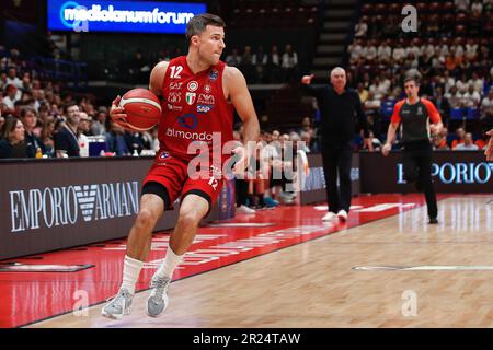 Mailand, Italien. 15. Mai 2023. Italien, Mailand, Mai 15 2023: Billy Baron (Armani-Garde) dribbelt während des Basketballspiels EA7 Emporio Armani Milan vs Pesaro im 2. Quartal, QF Playoff game2 LBA 2022-2023 (Foto: Fabrizio Andrea Bertani/Pacific Press) Credit: Pacific Press Media Production Corp./Alamy Live News Stockfoto