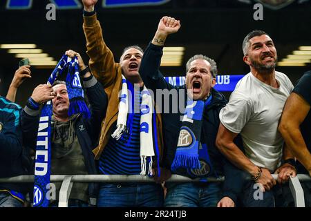 Mailand, Italien. 16. Mai 2023. Fußballfans von Inter auf der Tribüne während des Spiels der UEFA Champions League zwischen Inter und AC Mailand bei Giuseppe Meazza in Mailand. (Foto: Gonzales Photo/Alamy Live News Stockfoto