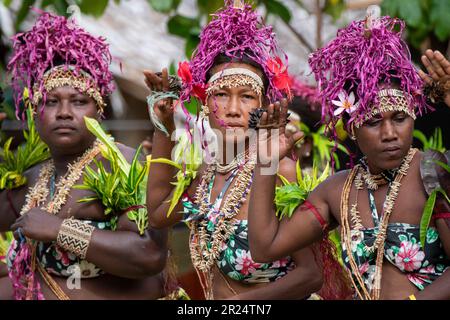 Salomonen, Santa Ana alias Owaraha, Dorf Ghupuna. Traditioneller Willkommenstanz. Stockfoto