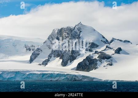 Wendell Sea, Antarktis. Eine dramatische Landschaft erhebt sich vom Wendellmeer. Stockfoto