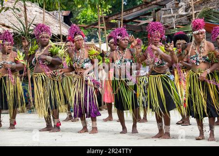 Salomonen, Santa Ana alias Owaraha, Dorf Ghupuna. Traditioneller Willkommenstanz. Stockfoto