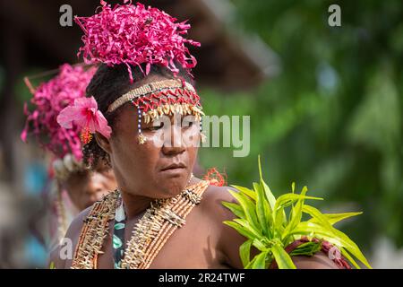 Salomonen, Santa Ana alias Owaraha, Dorf Ghupuna. Traditioneller Willkommenstanz. Stockfoto