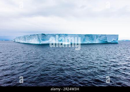 Brown Bluff, Antarktis. Ein großer Eisberg im Antarktis-Sound. Stockfoto