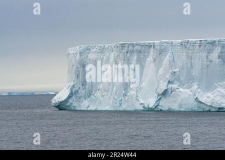 Wendell Sea, Antarktis. Ein großer, 750 Meter hoher Eisberg in der Wendellsee, Antarktis. Stockfoto
