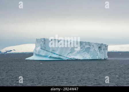 Wendell Sea, Antarktis. Ein großer Eisberg in der Wendellsee, Antarktis. Stockfoto