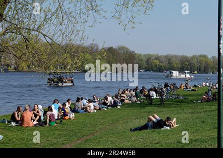 Frühling in Berlin, Liegewiese im Treptower Park am Spreeufer, Treptow-Köpenik, Berlin Stockfoto