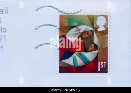 Weihnachtsmarke 1. Klasse auf weißem Umschlag 2022 - Briefmarke 1. Klasse Stockfoto