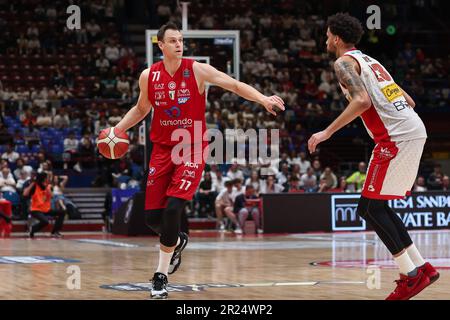 Mailand, Italien. 15. Mai 2023. Italien, Mailand, Mai 15 2023 game2: Johannes Voigtmann (Armani-Zentrum) dribbelt während des Basketballspiels EA7 Emporio Armani Milan vs Pesaro im 4. Quartal 2022-2023 (Kreditbild: © Fabrizio Andrea Bertani/Pacific Press via ZUMA Press Wire) NUR REDAKTIONELLE VERWENDUNG! Nicht für den kommerziellen GEBRAUCH! Stockfoto