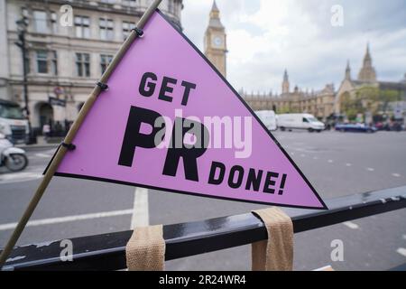 London UK. 17. Mai 2023: Wahlkämpfer außerhalb des parlaments für eine Wahlreform zur Änderung des proportionalen Wahlsystems in England und für faire Abstimmungen und eine faire Bezahlung. Kredit: amer Ghazzal/Alamy Live News Stockfoto