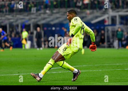 Mailand, Italien. 16. Mai 2023. Torwart Mike Maignan (16) des AC Mailand während des Spiels der UEFA Champions League zwischen Inter und AC Mailand bei Giuseppe Meazza in Mailand. (Foto: Gonzales Photo/Alamy Live News Stockfoto