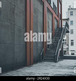 Betongebäude mit Außentreppen Stockfoto