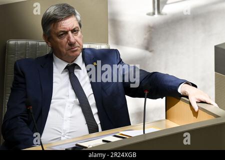 Brüssel, Belgien. 17. Mai 2023. Der flämische Ministerpräsident Jan Jambon nahm am Mittwoch, den 17. Mai 2023, auf einer Plenarsitzung des flämischen Parlaments in Brüssel das Bild auf. BELGA PHOTO DIRK WAEM Credit: Belga News Agency/Alamy Live News Stockfoto