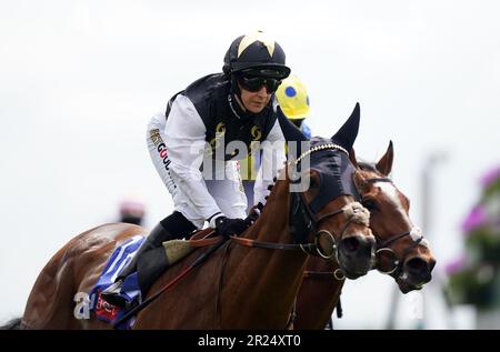 Scampi, geritten von Jockey Hayley Turner, gewinnen das Sky Bet Race zum Ebor Jorvik Handicap am ersten Tag des Dante Festivals 2023 auf der York Racecourse. Bilddatum: Mittwoch, 17. Mai 2023. Stockfoto