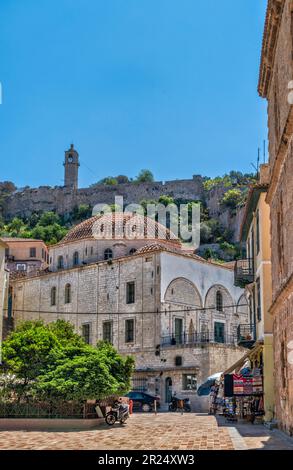 Trianon-Moschee, Festung Akronauplia in der Ferne, Altstadt in Nafplio (Nauplia, Nafplio), Halbinsel Peloponnes, Region Peloponnes, Griechenland Stockfoto