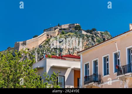 Bastion von Robert (Romber) in der Festung Palamidi, über Häusern in der Altstadt von Nafplio (Nauplia, Nafplio), Halbinsel Peloponnes, Griechenland Stockfoto