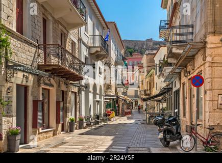 Aggelou Terzaki Straße, Akronauplia Festung in der Ferne, Altstadt in Nafplio (Nauplia, Nafplio), Peloponnes Halbinsel, Griechenland Stockfoto