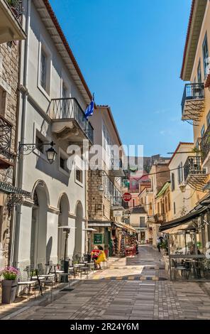 Aggelou Terzaki Straße, Akronauplia Festung in der Ferne, Altstadt in Nafplio (Nauplia, Nafplio), Peloponnes Halbinsel, Griechenland Stockfoto