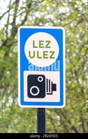 Schild für Ultra Low Emission Zone (ULEZ), Chiswick High Road., Chiswick, London Borough of Hounslow, Greater London, England, Vereinigtes Königreich Stockfoto