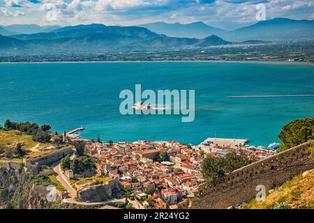 Altstadt von Nafplio, Festung der Insel Bourtzi in der Ferne, am Argolischen Golf, Blick von der Festung Palamidi, Nafplio (Nauplia, Nafplion), Griechenland Stockfoto