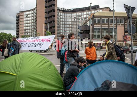 Rom, Italien. 16. Mai 2023. Demonstranten versammeln sich während der Demonstration in der Nähe ihrer Campingzelte und Banner. Studenten, die mit Campingzelten auf dem Platz vor dem Hauptquartier der Region Latium "bewaffnet" sind, protestieren weiter gegen hohe Mieten, selbst nach dem Rückzug des Dekrets, das 660 Millionen Dollar für die Studentenwohnung freigegeben hätte. "Die Bereitschaft der Regierung, mit den Mitteln für den Universitätswohnungsbau fortzufahren, bleibt absolut bestätigt", betont das Universitätsministerium. Kredit: SOPA Images Limited/Alamy Live News Stockfoto