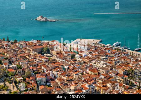 Altstadt von Nafplio, Festung der Insel Bourtzi in der Ferne, am Argolischen Golf, Blick von der Festung Palamidi, Nafplio (Nauplia, Nafplion), Griechenland Stockfoto