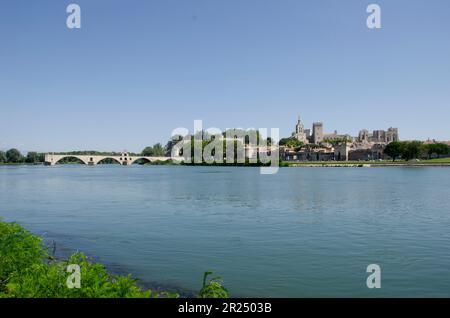 Pont Saint Benezet Brücke und Blick auf die Rhone in Avignon. Avignon ist eine Stadt an der Rhone in Südfrankreich. Mittelalterliche Stadt, historisch. Stockfoto