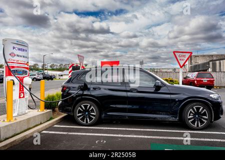 Ein Elektroauto an Einer Ladestation auf Nordinsel, Neuseeland Stockfoto