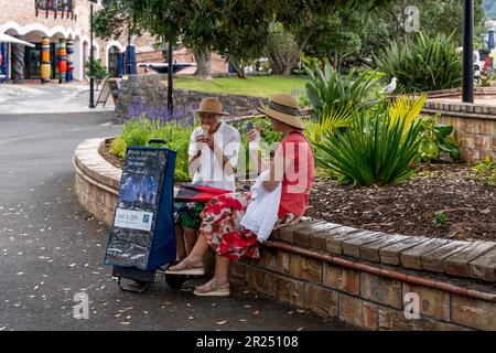 Zwei Zeugen Jehovas essen Eiscreme, Whangarei, Northland, Neuseeland. Stockfoto