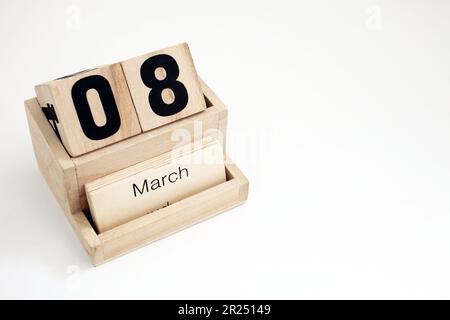 Ewiger Kalender aus Holz, der den 8. März zeigt Stockfoto