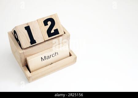 Ewiger Kalender aus Holz, der den 12. März zeigt Stockfoto