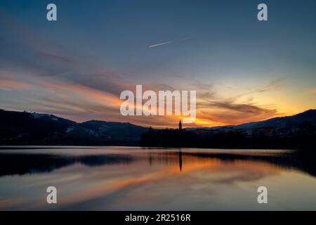 Il paese di Mercatale sul lago in Inverno Stockfoto