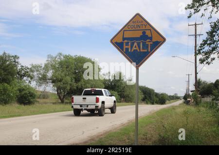 San Antonio, USA. 16. Mai 2023. An einem sonnigen Nachmittag am 16. Mai 2023 in San Antonio, Texas, USA, vorbeifährt ein Lkw an einem HALTESCHILD von Bexar County vorbei. STOP (High Water Alert Liretsaving Technology) ist ein System, das einen Sensor verwendet, um ansteigendes Wasser zu erkennen. Sobald das Wasser eine bestimmte Wassertiefe erreicht hat, warnt das System den Fahrer. Das System sendet außerdem Echtzeitinformationen an eine Website, sodass Fahrer sehen können, welche Straßen sicher zu fahren sind. (Foto: Carlos Kosienski/Sipa USA) Guthaben: SIPA USA/Alamy Live News Stockfoto