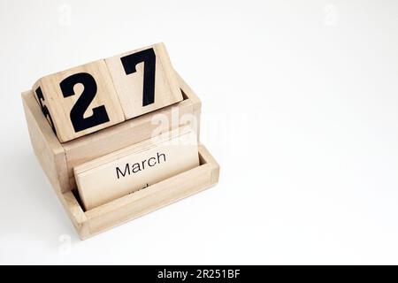 Ewiger Kalender aus Holz, der den 27. März zeigt Stockfoto