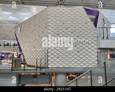 Hongkong April 29 2023: Das steuerfreie LV-Flaggschiff am internationalen Flughafen Hongkong Stockfoto