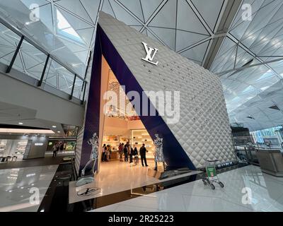 Hongkong April 29 2023: Das steuerfreie LV-Flaggschiff am internationalen Flughafen Hongkong Stockfoto