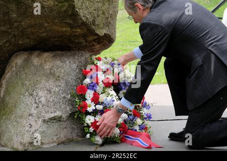 Edinburgh, Schottland, Großbritannien. 17. Mai 2023 Organisiert vom Generalkonsulat der Königlichen Norwegischen Republik, wird dieses Jahr der Tag der norwegischen Verfassung gefeiert, mit einer Parade und einem marsch von der Cockburn Street entlang der High Street, die am Gedenkstein in den Princes Street Gardens mit einer Zeremonie endet. Ehrenkonsul General Professor Julian D.C. Jones legte einen Kranz auf den Stein des Denkmals. Kredit: Craig Brown/Alamy Live News Stockfoto