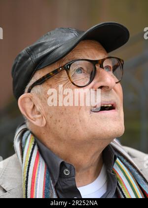 Wiesbaden, Deutschland. 17. Mai 2023. Direktor Volker Schlöndorff steht vor Beginn einer Pressekonferenz für die Ausstellung „Volker Schlöndorff. Von Wiesbaden in die Welt' vor der Marktkirche. Die Ausstellung auf der FilmBühne Caligari zeigt Publikationen und Filmserien über das Leben und Werk des preisgekrönten Filmemachers vom 19. Mai bis 18. Juni 2023. Kredit: Arne Dedert/dpa/Alamy Live News Stockfoto