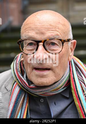 Wiesbaden, Deutschland. 17. Mai 2023. Direktor Volker Schlöndorff steht vor Beginn einer Pressekonferenz für die Ausstellung „Volker Schlöndorff. Von Wiesbaden in die Welt' vor der Marktkirche. Die Ausstellung auf der FilmBühne Caligari zeigt Publikationen und Filmserien über das Leben und Werk des preisgekrönten Filmemachers vom 19. Mai bis 18. Juni 2023. Kredit: Arne Dedert/dpa/Alamy Live News Stockfoto